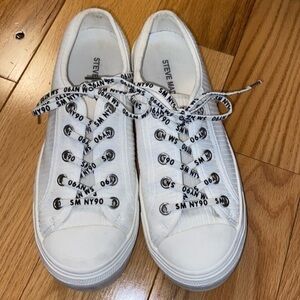 Steve Madden Women’s Vex Sneaker sz 6, great condition but needs some clean up